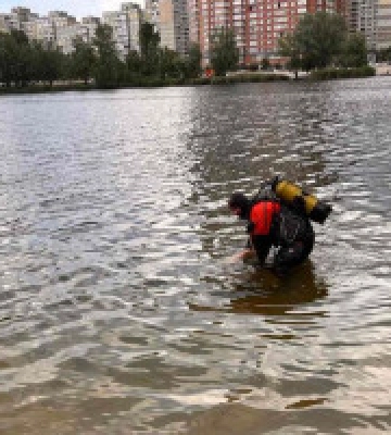 На столичних Позняках в озері Сонячне виявили тіло чоловіка