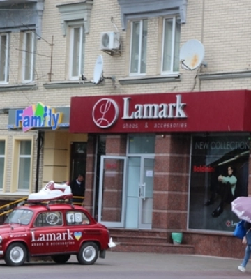 «Без пуття й без міри»: митрополит Михаїл закликає відмовитися від англізації вивісок у Луцьку