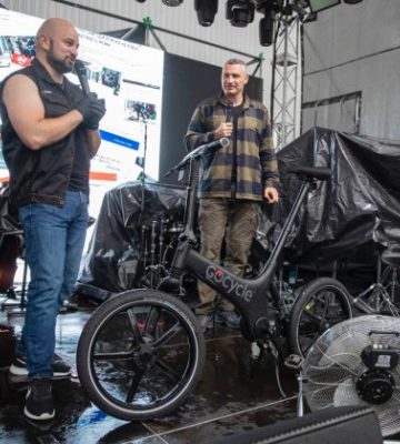 Мер Кличко продав велосипед, з якого впав у центрі Києва: гроші підуть на дрони для ЗСУ