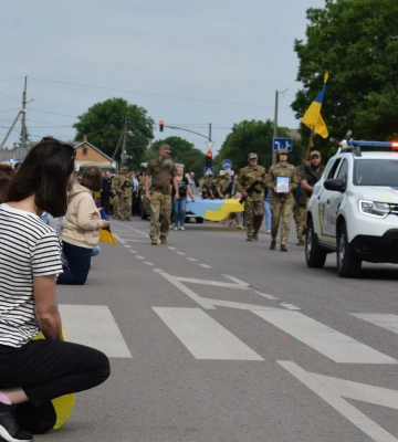 Здолбунів зустрів тіло героя на колінах (ФОТО)