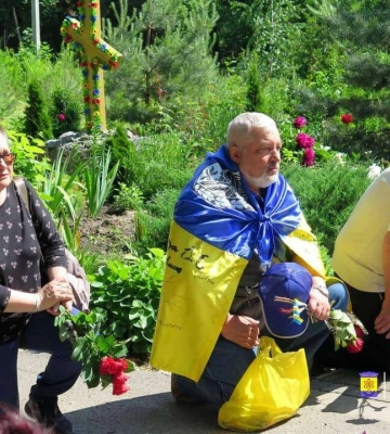 Люди стояли на колінах і прощались. На Дніпропетровщині провели в останню путь Героя 