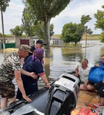 Миколаївські рятувальники допомагають у ліквідації наслідків підтоплення через підрив дамби Каховської ГЕС