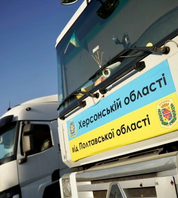 Допомога Херсонщині триває: Полтавщина вже передала постраждалій області 13 човнів, 20 тонн води, рятувальні та страхові жилети