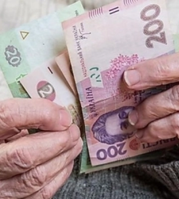 Пенсії для обраних: хто отримує 2000, а кому платять 100 000 (відео)