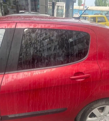 У Дніпрі жінка облила автівку відбілювачем: водійка отримала хімічні опіки