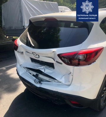 У Луцьку водій буса протаранив припарковану Mazda CX-5, втікши з місця ДТП