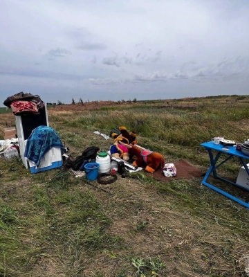 На підтопленій Миколаївщині люди ночують в полях просто неба: щемливі фото