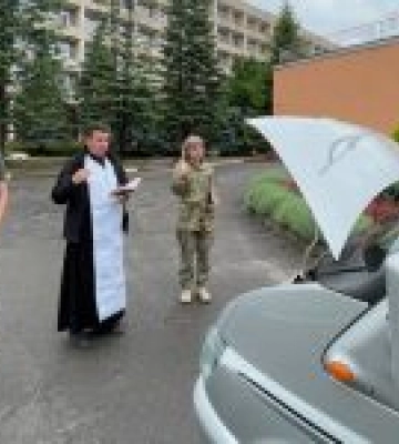 Патріарша фундація «Мудра справа» передала ще один автомобіль для потреб військових медиків