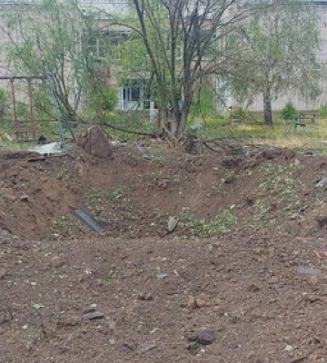 Россияне сбросили авиабомбы на Козацкое Херсонской области. Один из снарядов попал рядом с пятиэтажкой