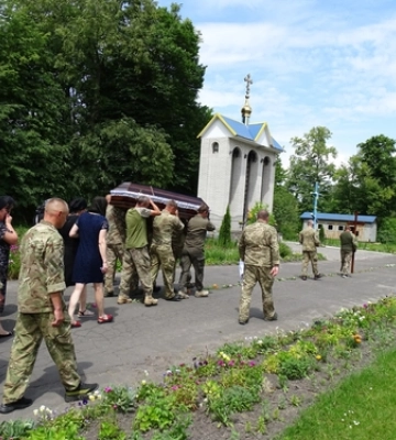Захищав свою землю з перших днів: на Волині провели в останню дорогу Сергія Карпука 