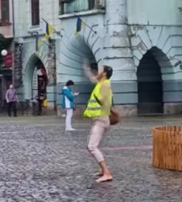 В Мукачеві неадекватний чоловік дивував туристів (відео)
