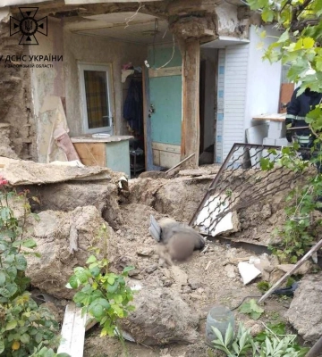 На Запоріжжі рятувальники дістали з-під завалів тіло загиблого
