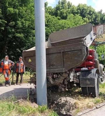 У Рівному на одній з вулиць замінили опори, які тримають обладнання тролейбусів