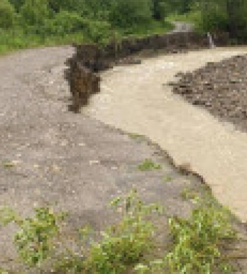 Негода на Львівщині: вода розмила дороги та пошкодила мости