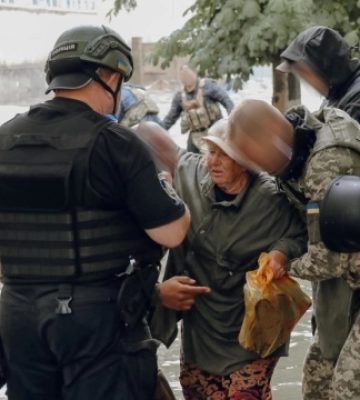 Під час евакуації на Херсонщині, попри обстріл, врятували 21 людину