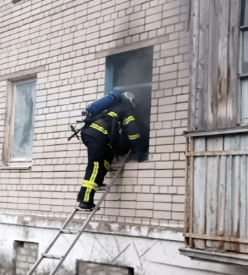 У Нікопольському районі з пожежі в квартирі врятували двох людей