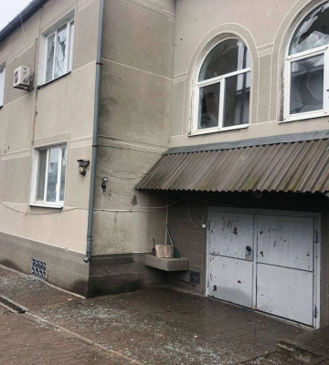 Вгатили з важкої артилерії: росіяни обстріляли будинок з переселенцями у Нікополі