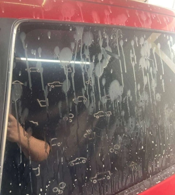 Отримала хімічні опіки: У Дніпрі облили білизною дівчину та її автомобіль (ФОТО)