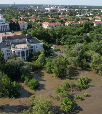 Вода дісталась центру Нової Каховки. Окупанти глушать зв’язок в місті 