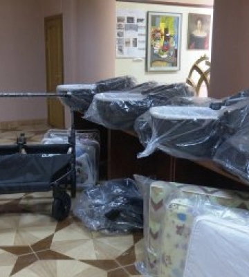Закарпатська родина у якій народилася трійня отримала подарунок від нардепа
