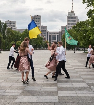 Випускники харківської школи станцювали вальс на площі Свободи 