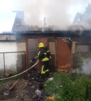 У Рівненському районі горіла господарська будівля