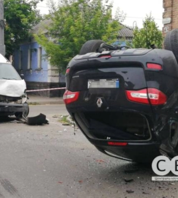 У Кропивницькому внаслідок ДТП перевернувся автомобіль 