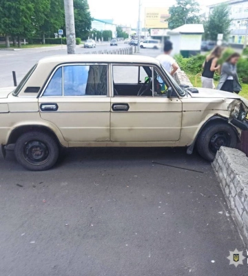 В Умані нетверезий водій збив пішохода, а потім в’їхав в авто й бетонну огорожу
