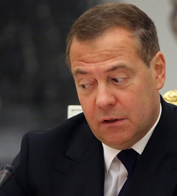 Медведєв привітав росіян з днем росії українською мовою, намалювавши прапор у центрі Києва (ФОТО)