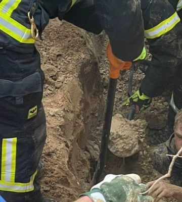 Повідомили, у якому стані потерпілі після обвалу траншеї у Луцьку