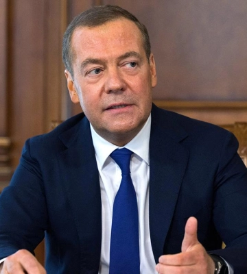 Медведєв привітав росіян з днем росії українською мовою, намалювавши прапор у центрі Києва (ФОТО)