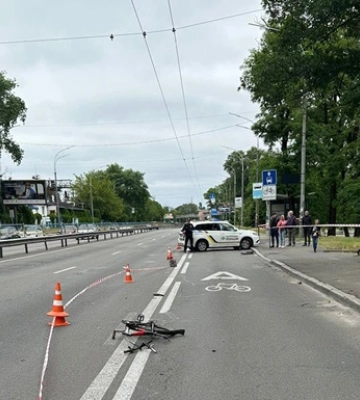 В Киеве легковушка сбила ребенка на велосипеде
