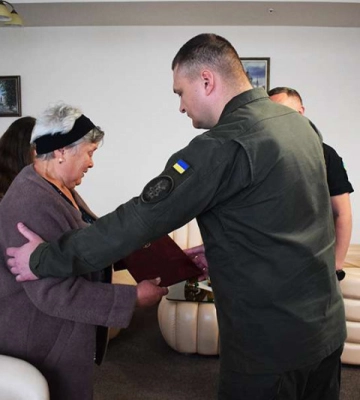 У Луцьку матері загиблого гвардійця вручили синовий орден