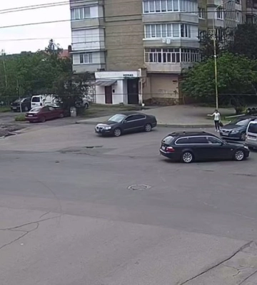В Ужгороді водій зніc світлофор і втік із місця ДТП