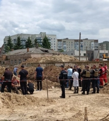 У Луцьку через обвал траншеї відкрили кримінал