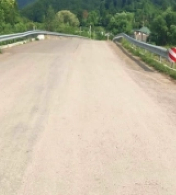 Між селами Угля та Велика Уголька в Тячівському районі відновлюють мостовий перехід