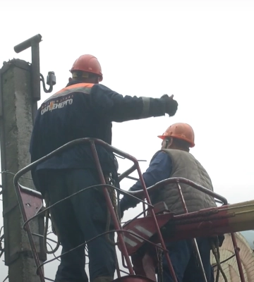 На місці падіння дуба по вул. Стрітенській у Полтаві сьогодні відновлювали електромережу