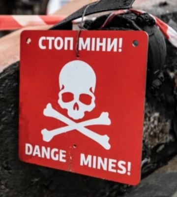 Можуть бути міни. Людей закликали не прибирати самотужки сміття, яке прибиває до узбережжя