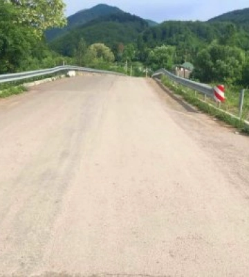 Між селами Угля та Велика Уголька в Тячівському районі відновлюють мостовий перехід