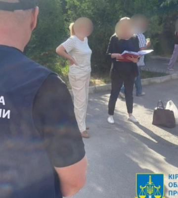 У Кропивницькому начальник відділу податкової сховала хабар у дитячу коляску
