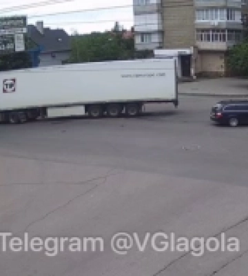 В Ужгороді водій зніс світлофор і втік з місця пригоди