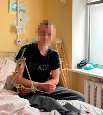 У Києві пораненому захиснику оформили нову ID-картку прямо у лікарні