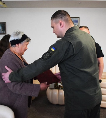 У Луцьку матері загиблого гвардійця вручили синовий орден