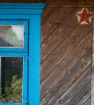 Хата з пропагандою: звідки у Тоболах таблички з написами про вбивць із ОУН