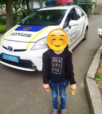 Гралася на дитячому майданчику: миколаївські патрульні розшукали зниклу дівчинку