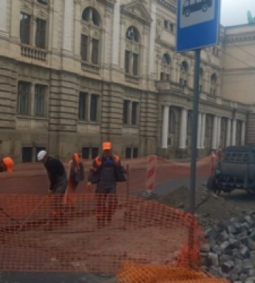 У центрі Львова біля оперного театру ліквідовують ямковість на смузі для громадського транспорту