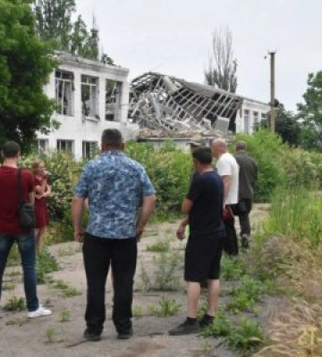 Будівельники Житомирщини оцінюють обсяг відновлювальних робіт одного з населених пунктів на Херсонщині