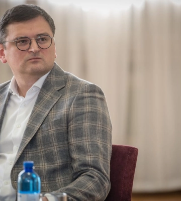 Волонтеры Херсона на розовом катере рискуя жизнями эвакуируют пострадавших с левого берега Днепра