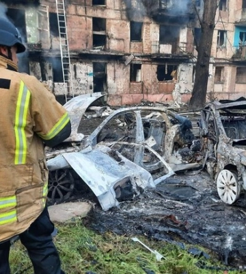 Криворожские спасатели ликвидируют последствия атаки на Кривой Рог