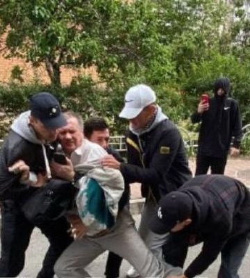 Облили зеленкою та сечею: у Києві активісти напали на Чорновола 